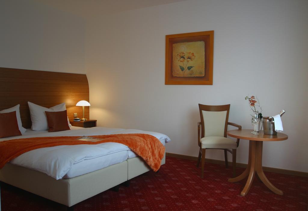 Hotel Zur Pfalz Kandel Exterior foto